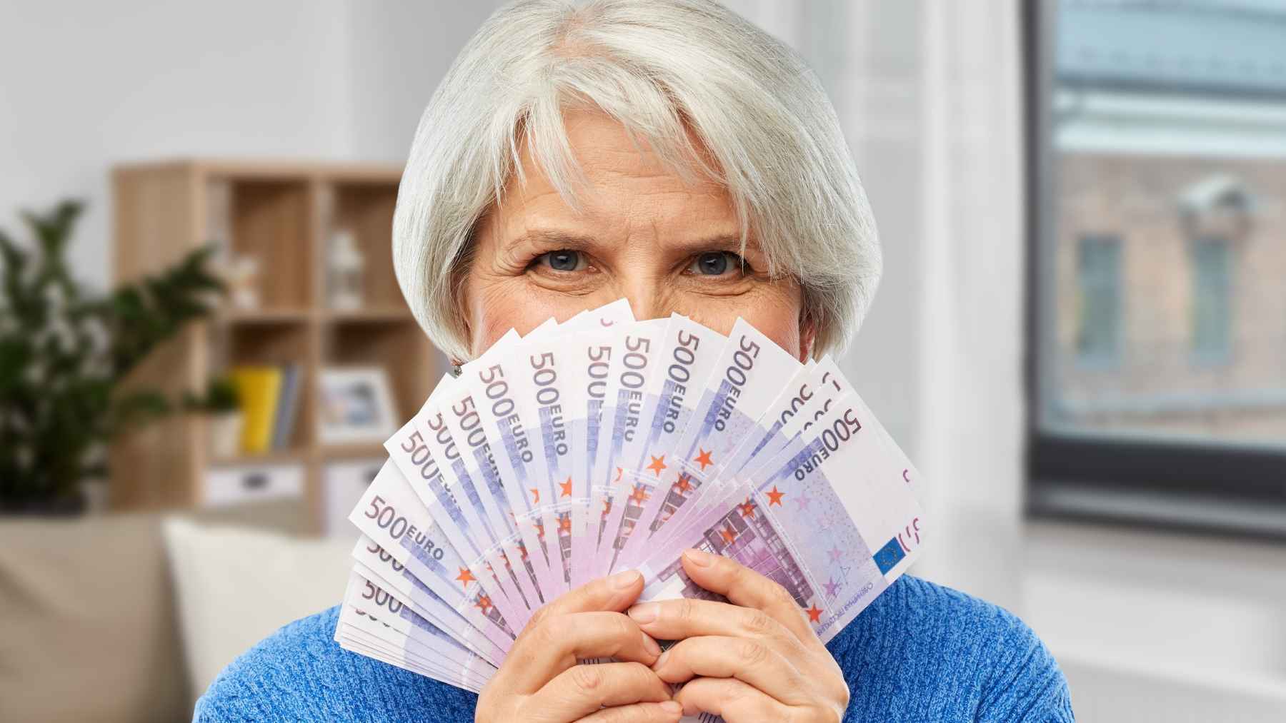 Una pensionista con el dinero cobrado en el 100% de su pensión de jubilación