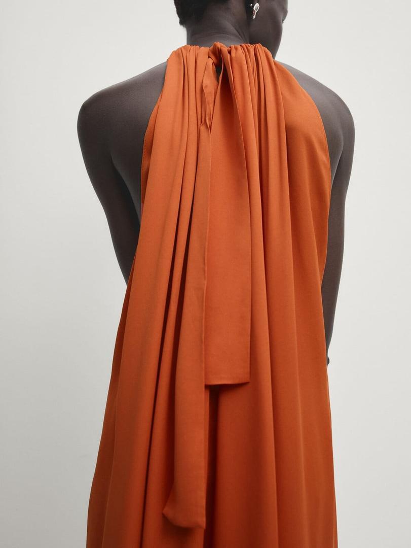 El vestido con escote fruncido y lazada posterior naranja de Massimo Dutti