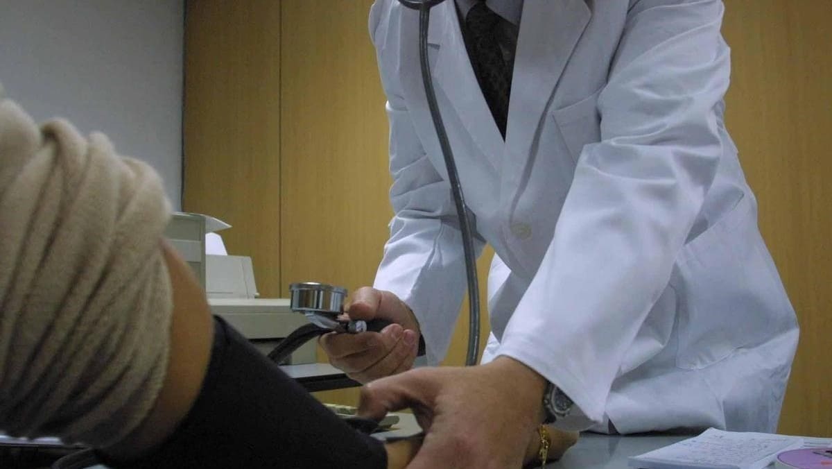 Un médico de familia atiende en una consulta