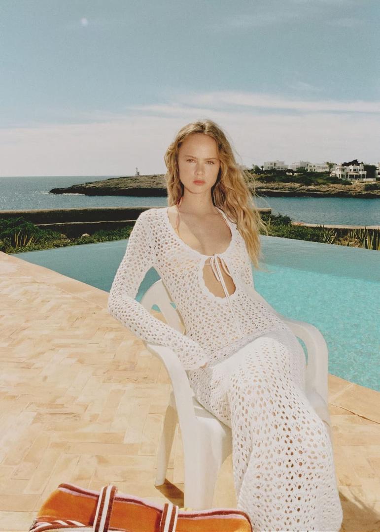 El vestido de crochet con lazo de color blanco roto de Mango