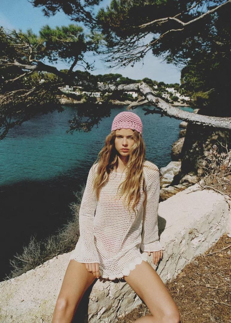 El vestido de crochet con flores de color blanco roto de Mango