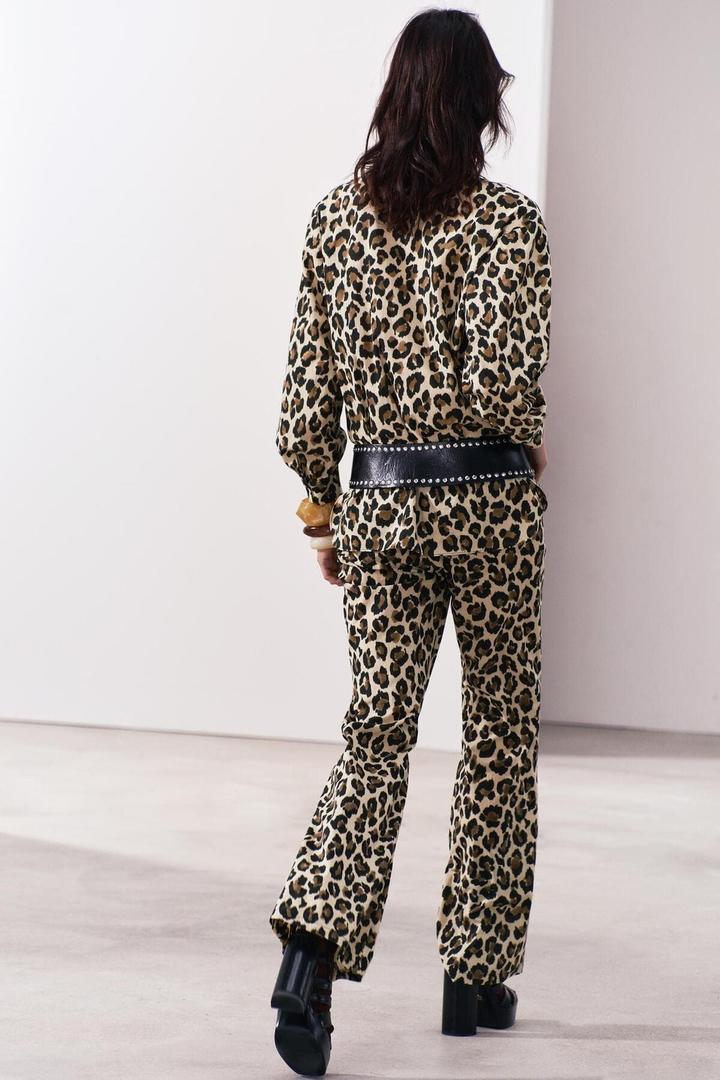 El pantalón con estampado animal ZW Collection de Zara