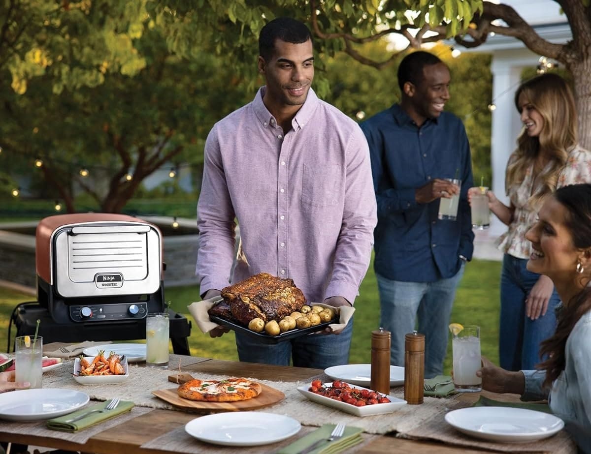 El horno eléctrico de exterior 8 en 1 para pizza Ninja Woodfire en Amazon