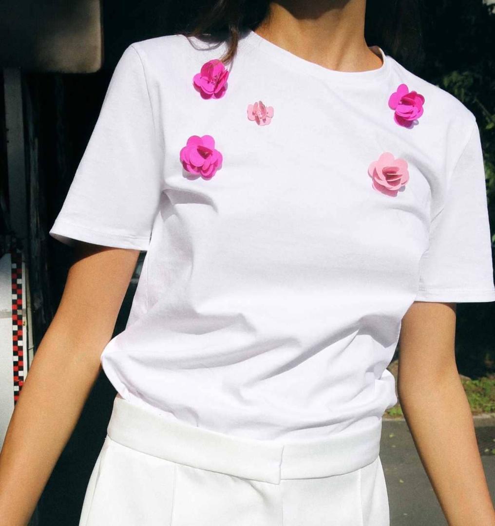 Camiseta flores contraste de Zara