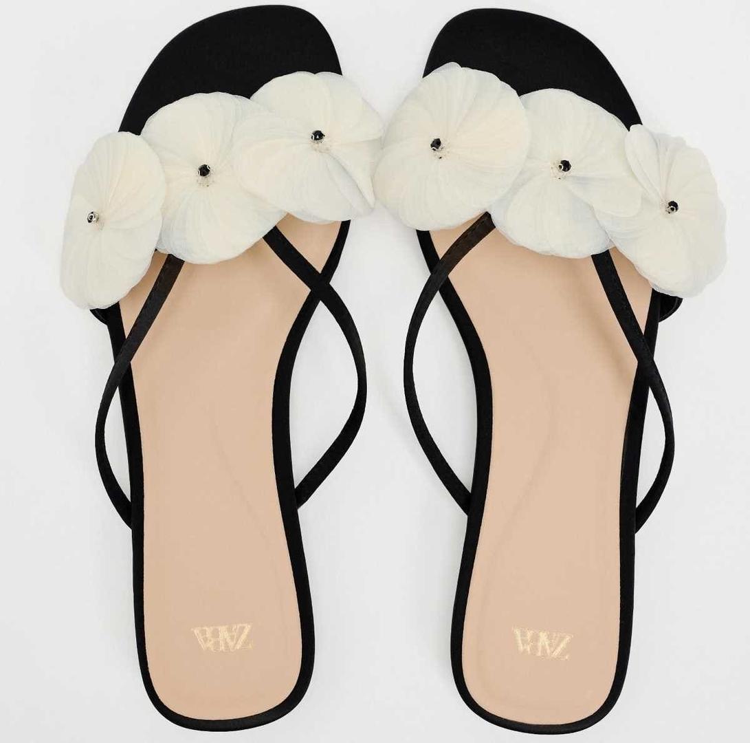 Sandalia plana flores de Zara