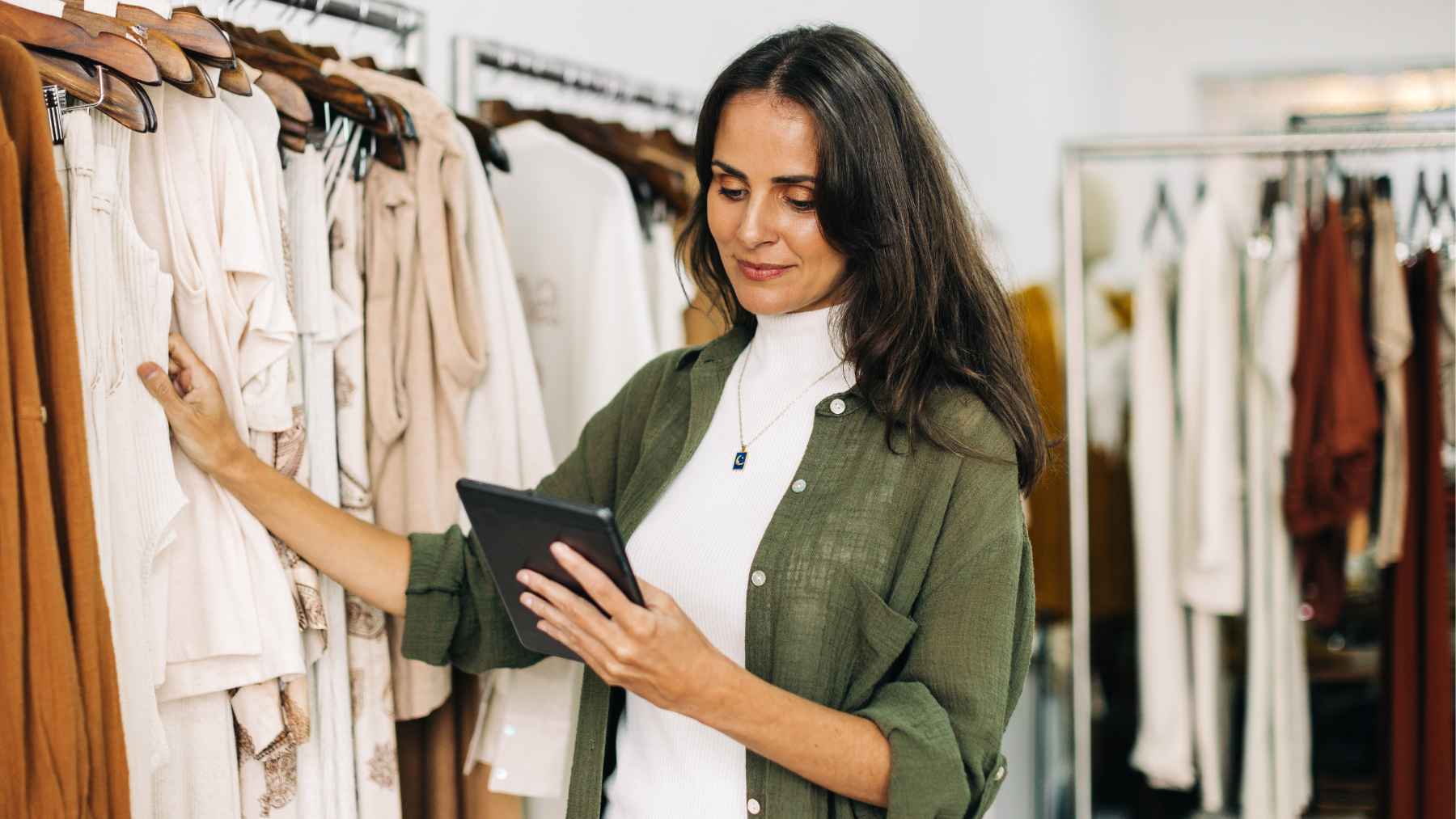 Una futura pensionista de la Seguridad Social trabajando en una tienda de ropa