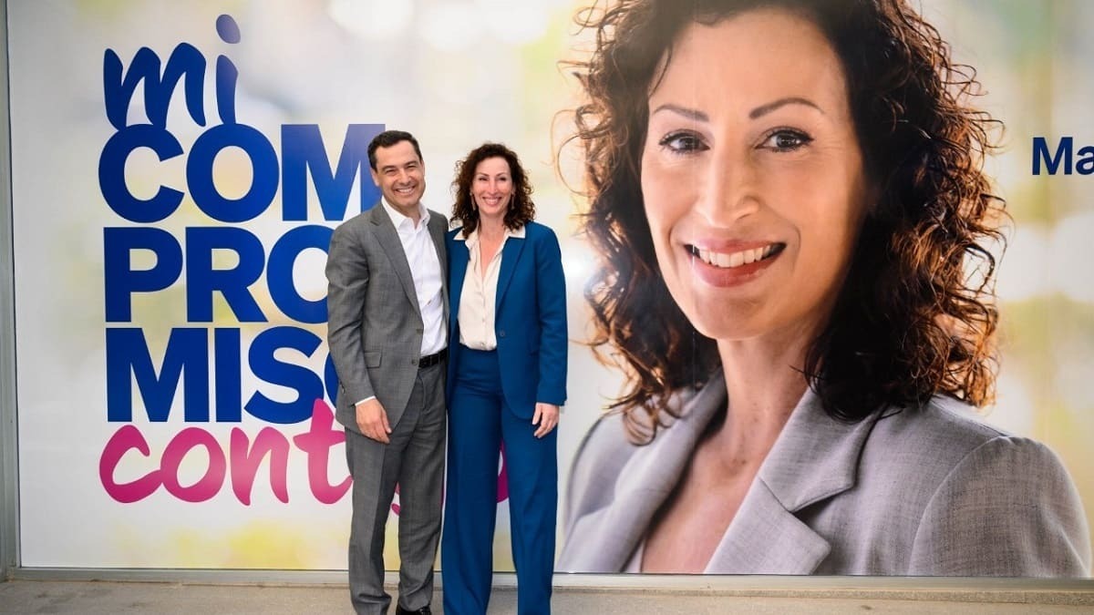 María del Mar Vázquez, junto al presidente de la Junta de Andalucía Juanma Moreno