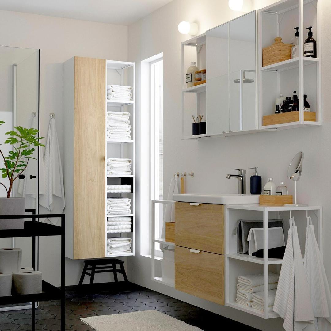 Mueble de baño con espejo y estanterías de la serie ENHET de Ikea