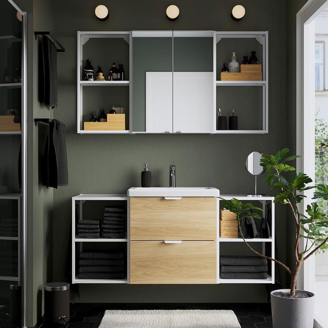 Mueble de baño con espejo y estanterías de la serie ENHET de Ikea