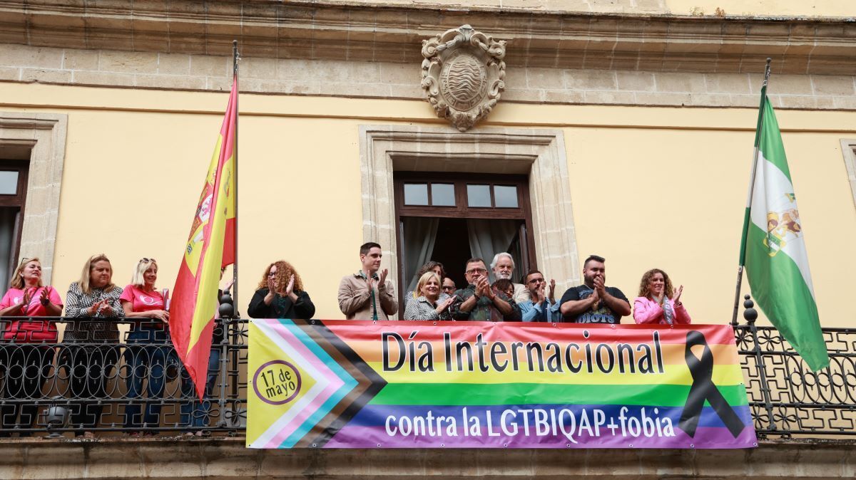 Colocación de la pancarta del Día contra la LGTBIQAP+fobia en el balcón del Ayuntamiento | Cristo García