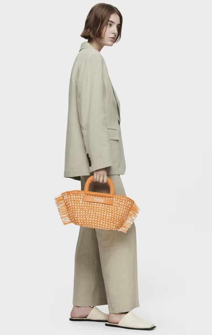 El bolso capazo de rafia mediano de color naranja claro Tous Dora