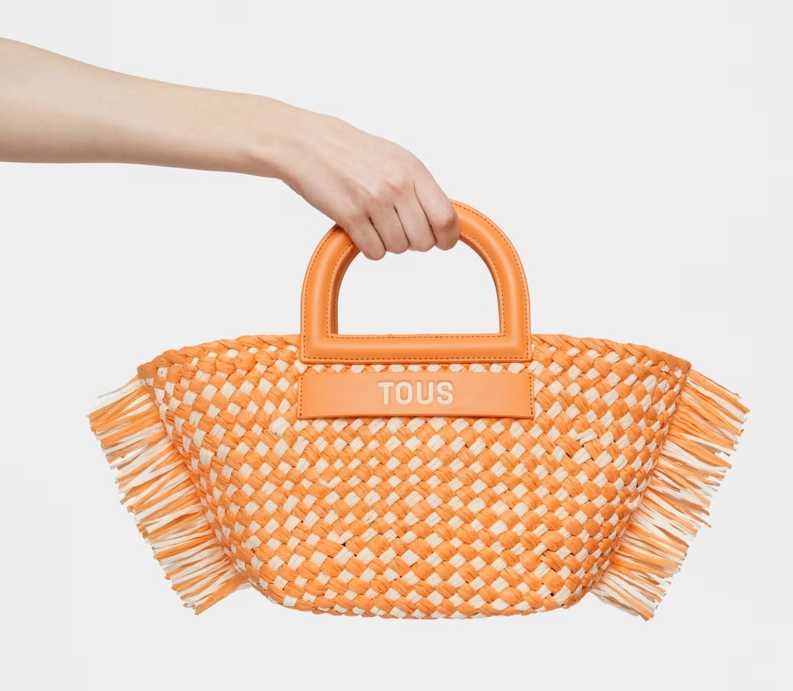 El bolso capazo de rafia mediano de color naranja claro Tous Dora