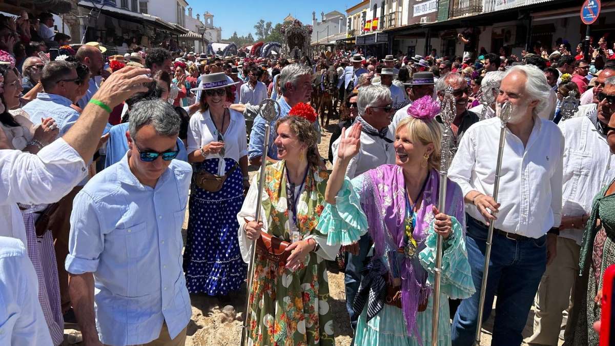 María José García-Pelayo saludando a los romeros en El Rocío