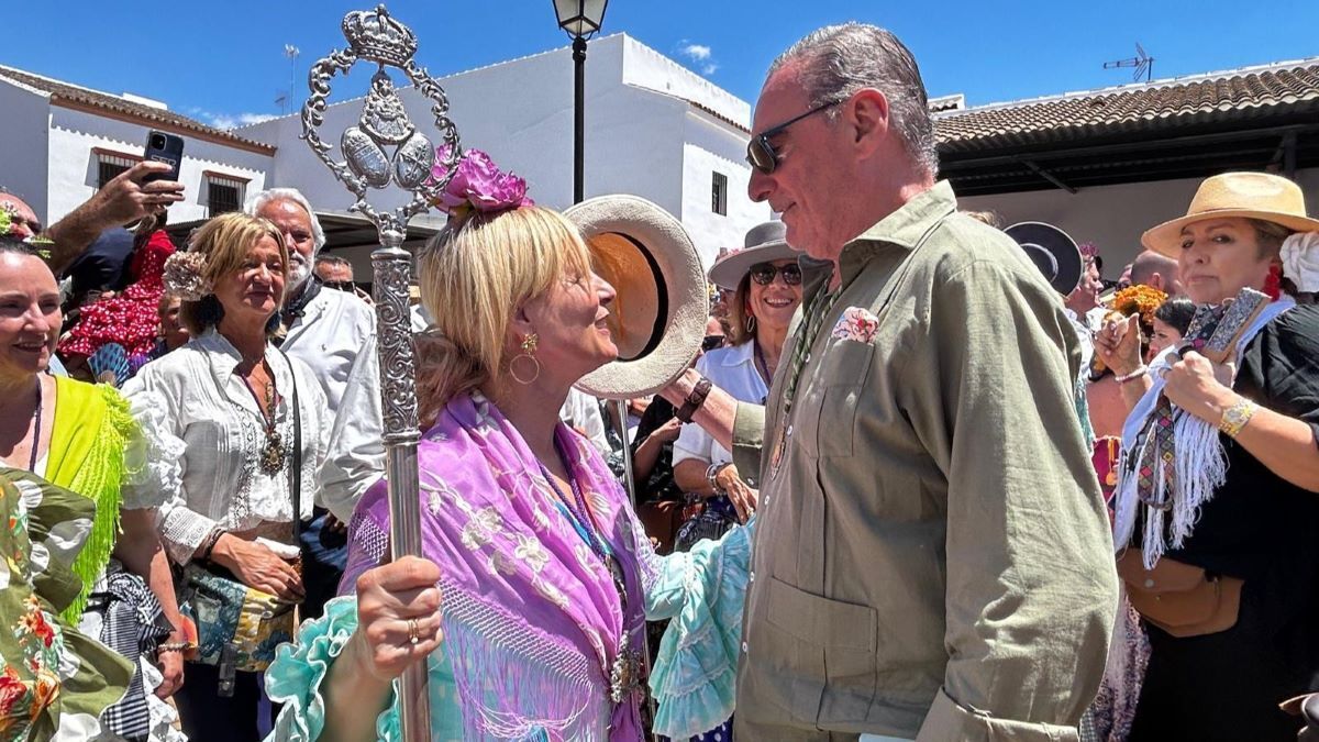 María José García-Pelayo y el periodista Carlos Herrera en El Rocío