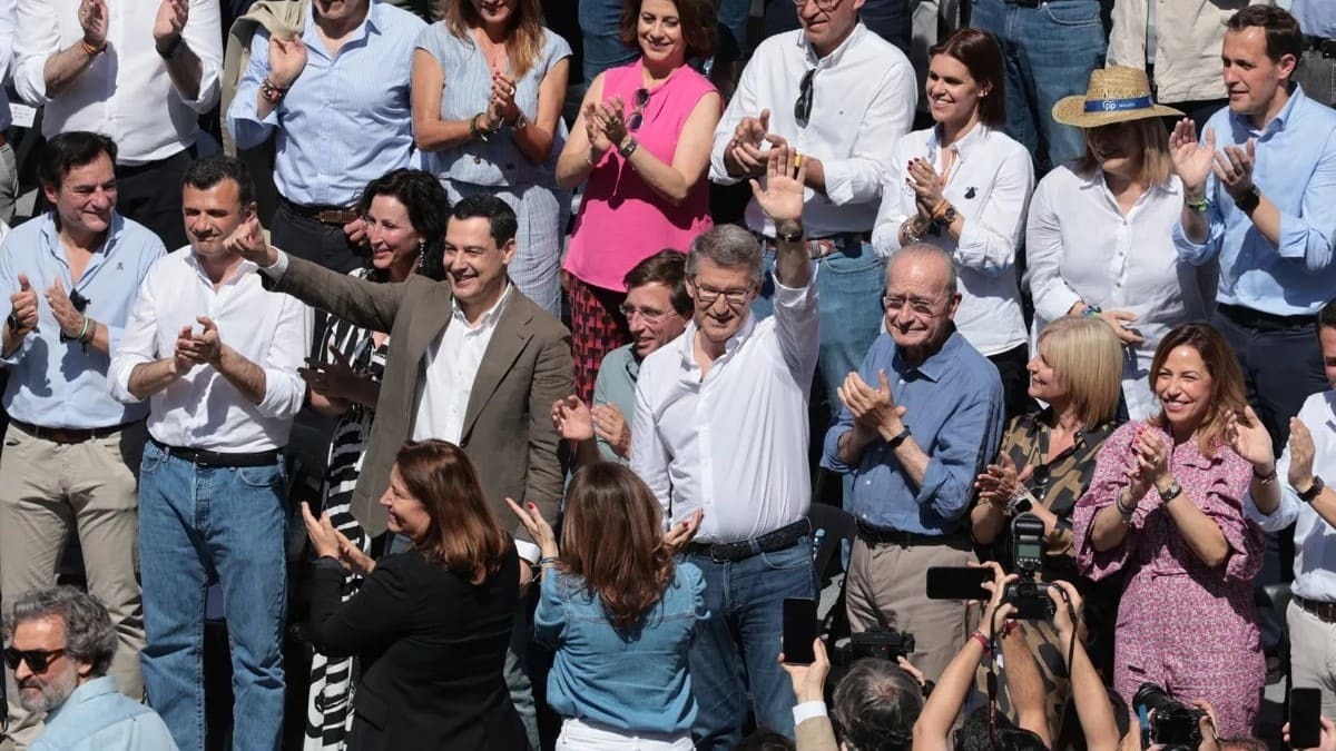 Alberto Núñez Feijóo, junto a Juanma Moreno y otros dirigentes del PP