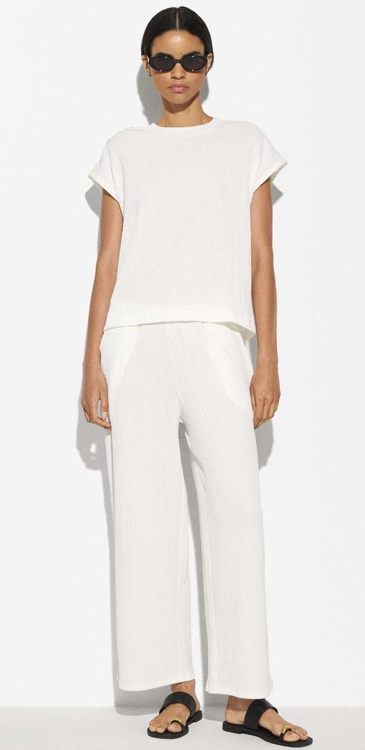 Camiseta botones laterales y pantalón fluido con cintura elástica de Parfois