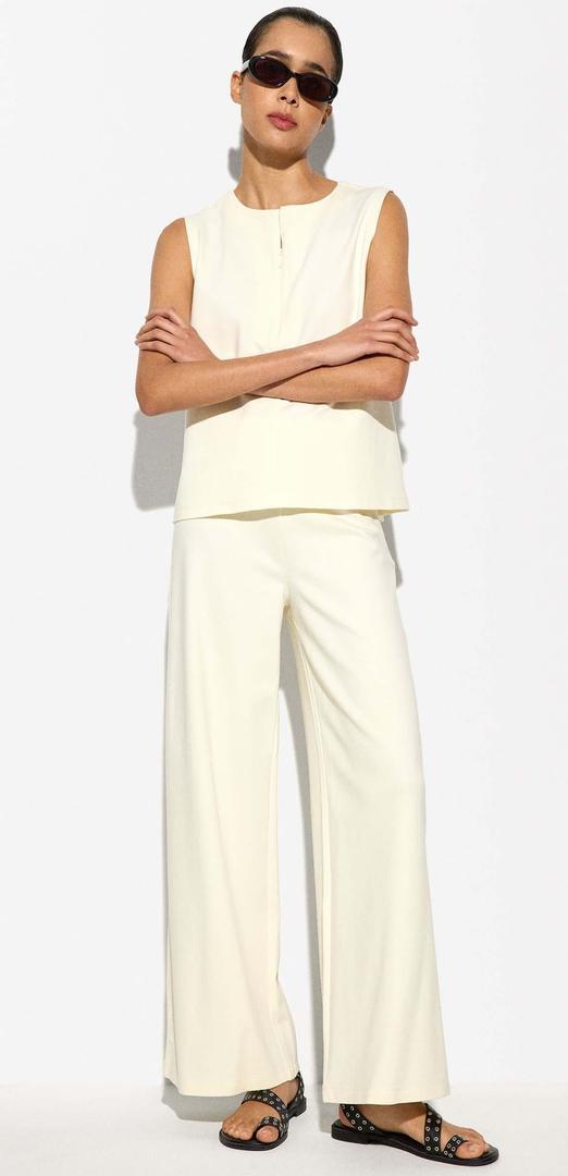 Pantalón con trabillas y camiseta con cremallera de Parfois