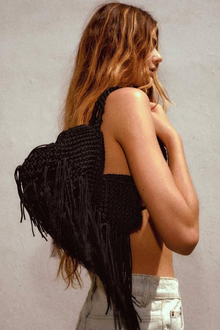 Bolso shopper macramé negro de Zara