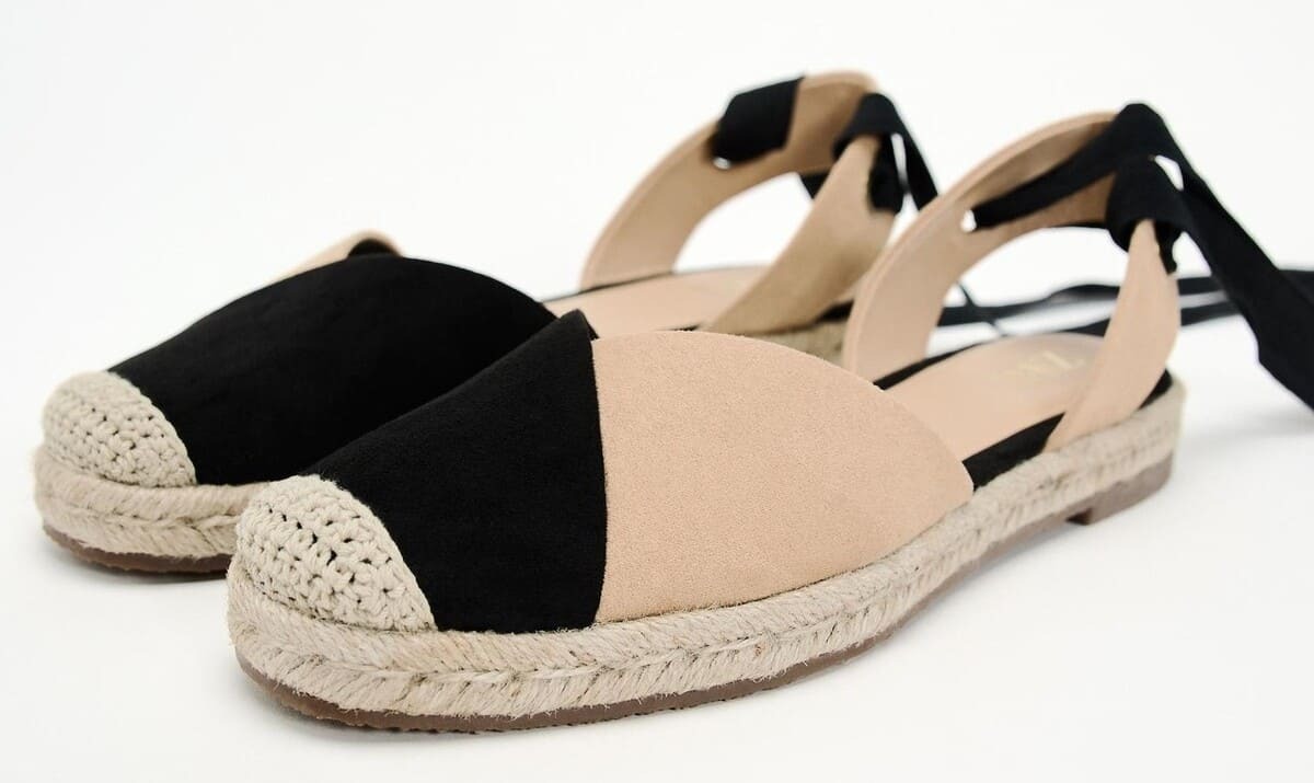 Alpargatas de yute combinadas y atadas