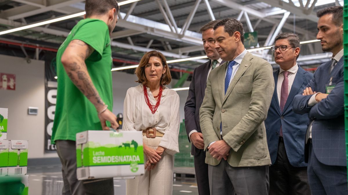 Juanma Moreno en la colmena de Mercadona en Sevilla