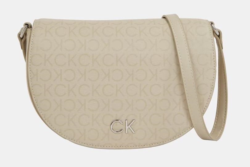 Bandolera con logos y aplique de la marca Calvin Klein