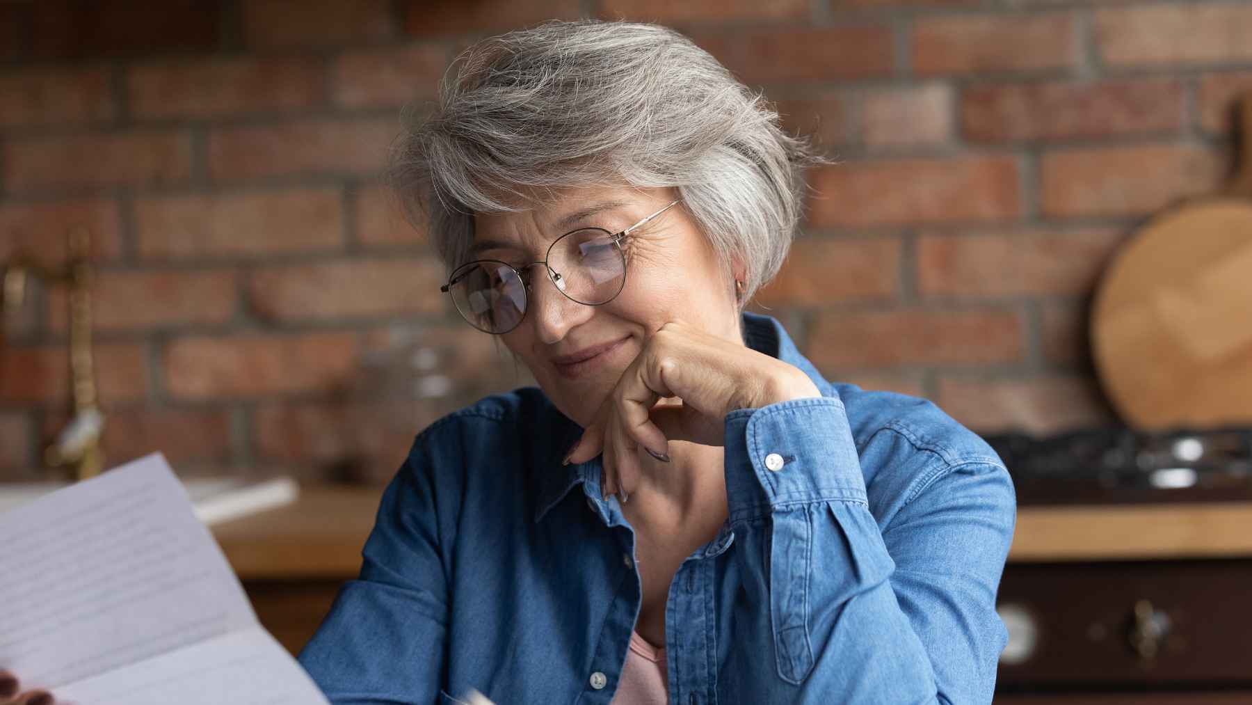 Una pensionista revisa el estado de su pensión de la Seguridad Social