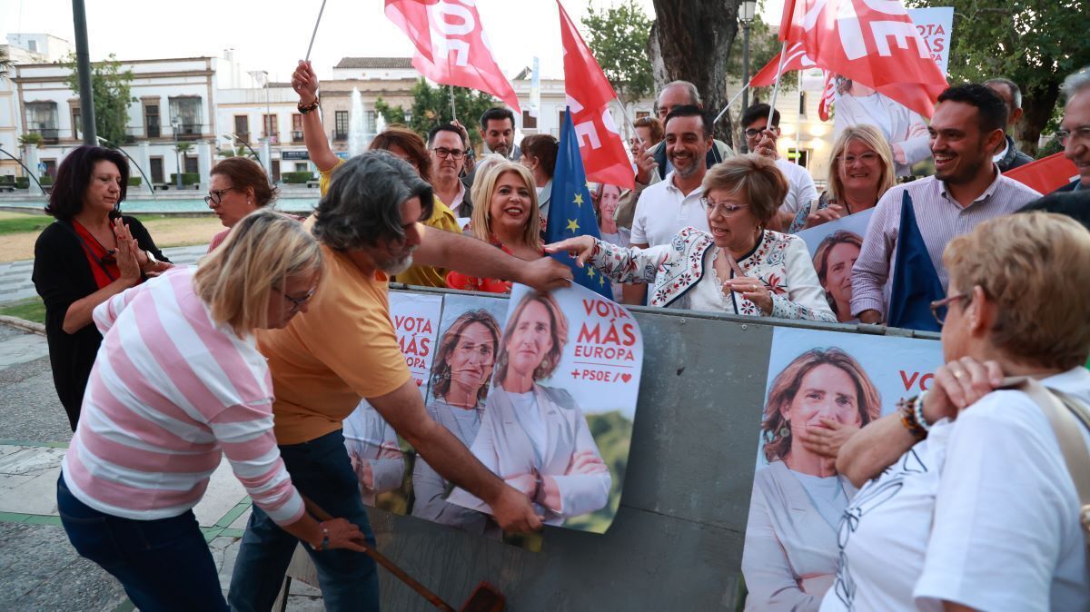 El PSOE de Jerez. en el acto de pegada carteles para las elecciones europeas | Cristo García
