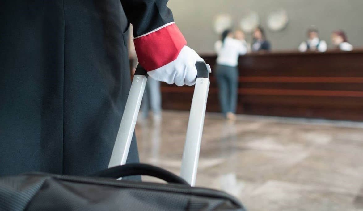 El puesto de botones es el que se precisa de forma inminente