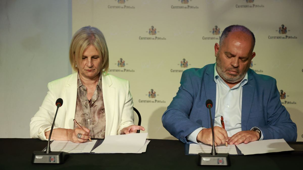 Firma del convenio para la recuperación del Reloj del Gallo Azul