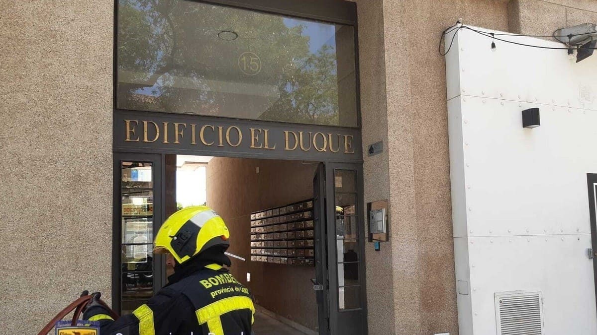 Un efectivo de Bomberos en plena actuación