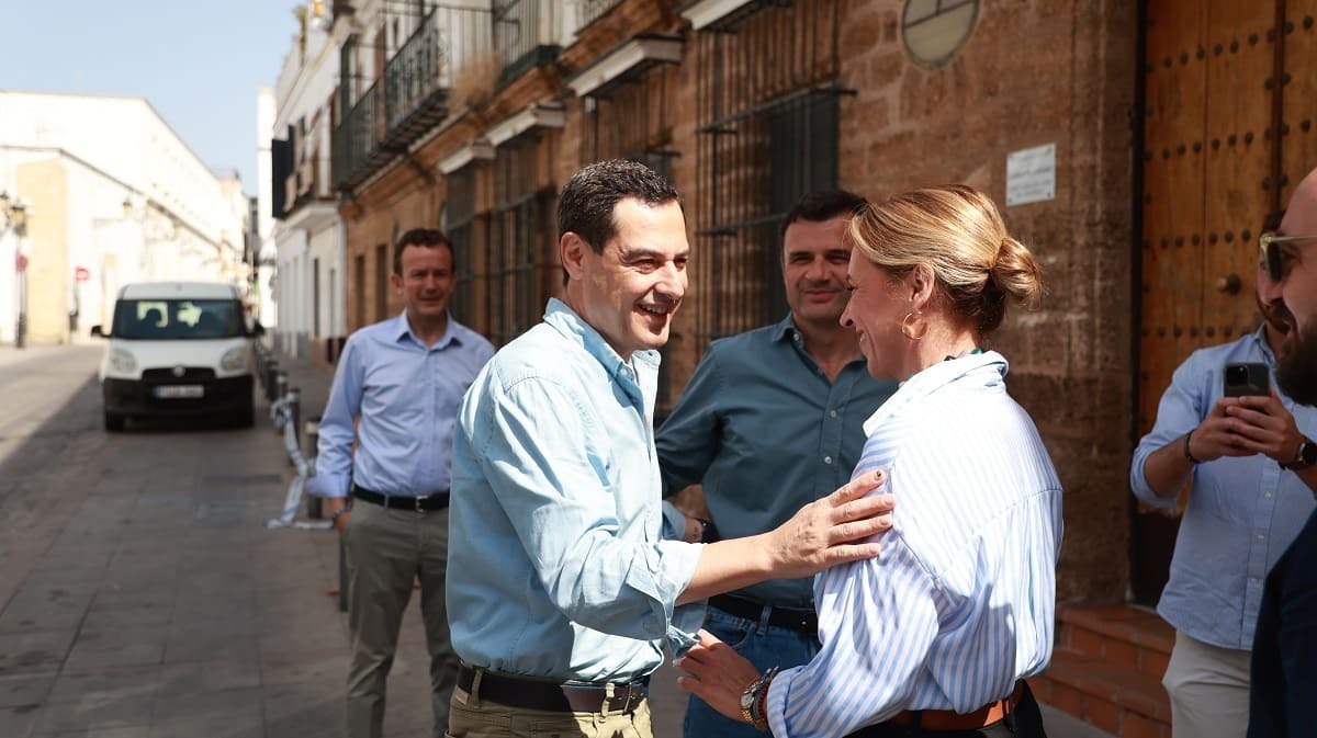 Juanma Moreno saluda a la presidenta de la Diputación de Cádiz Almudena Martínez | Cristo García