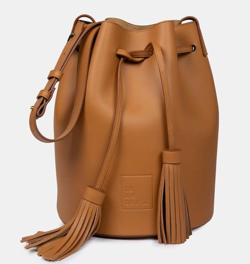 Bandolera de piel rígida tipo saco Leandra