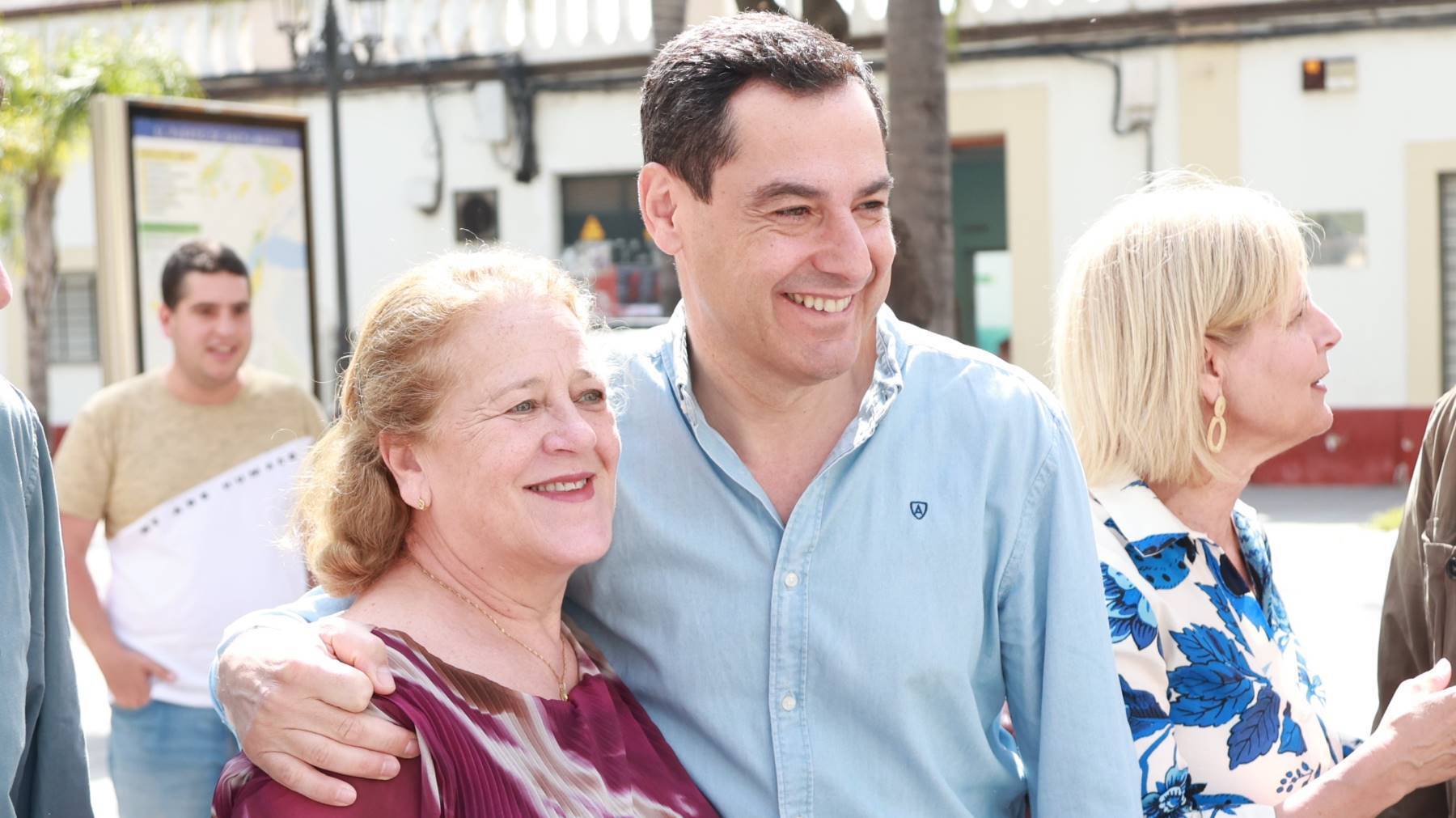 Juanma Moreno con una vecina en El Puerto de Santa María | Cristo García