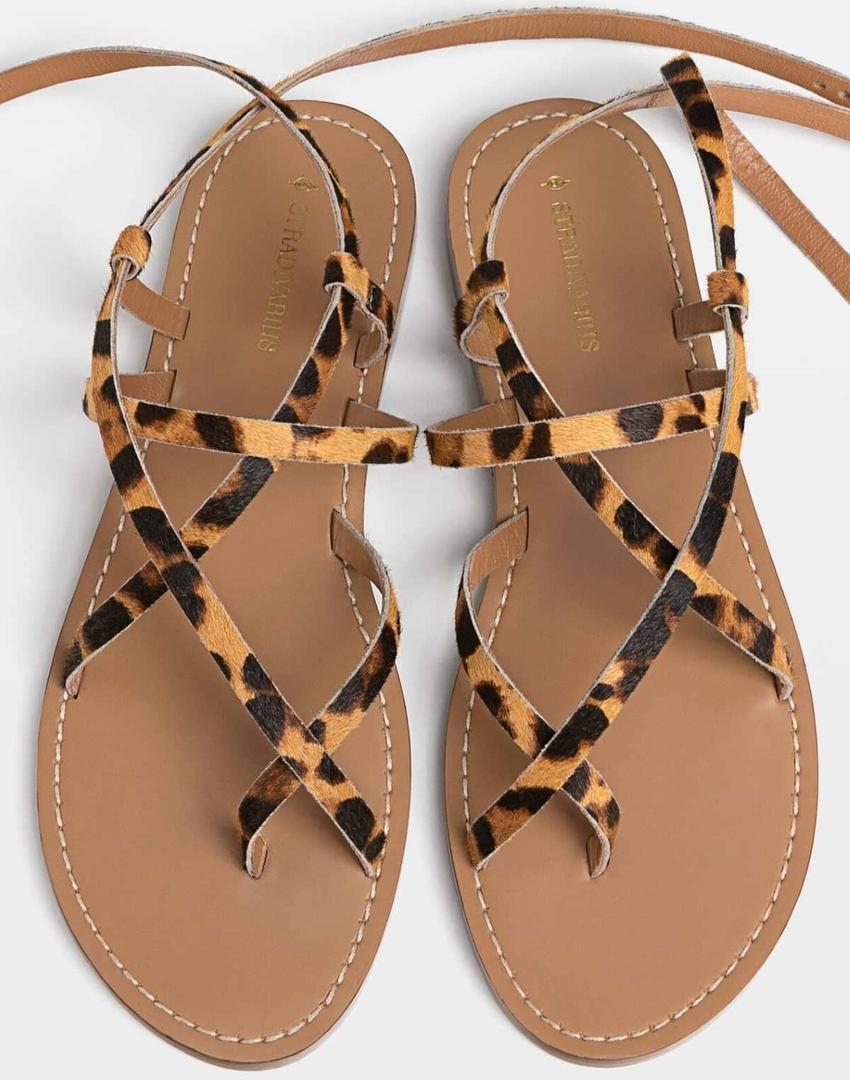 Sandalias planas tiras piel leopardo de Stradivarius