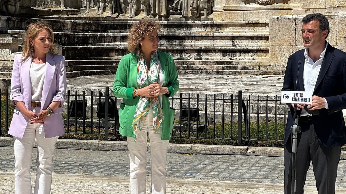 El alcalde de Cádiz ha ejercido de anfitrión en la visita de Dolors Montserrat | Rafa Domínguez