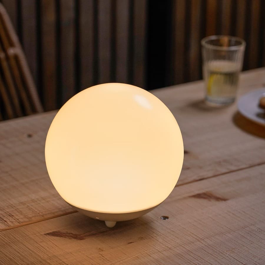 La nueva lámpara de pie solar LED exterior globo blanco SOLVINDEN de Ikea