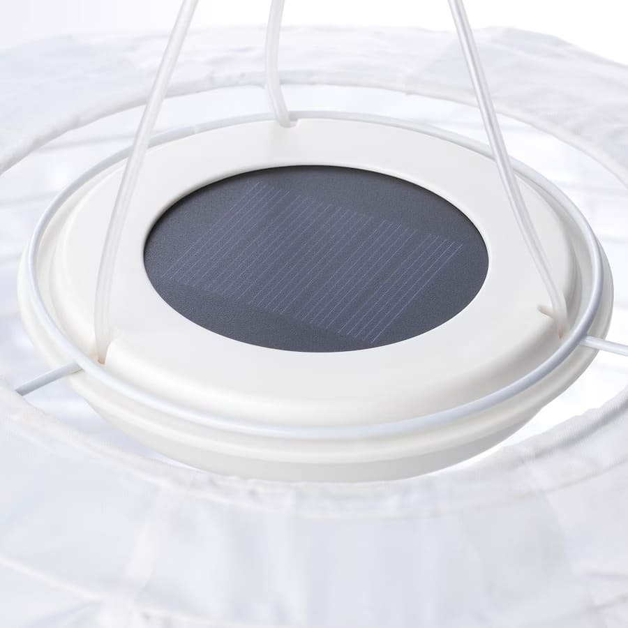 La nueva lámpara de techo solar LED de exterior globo blanco SOLVINDEN de Ikea