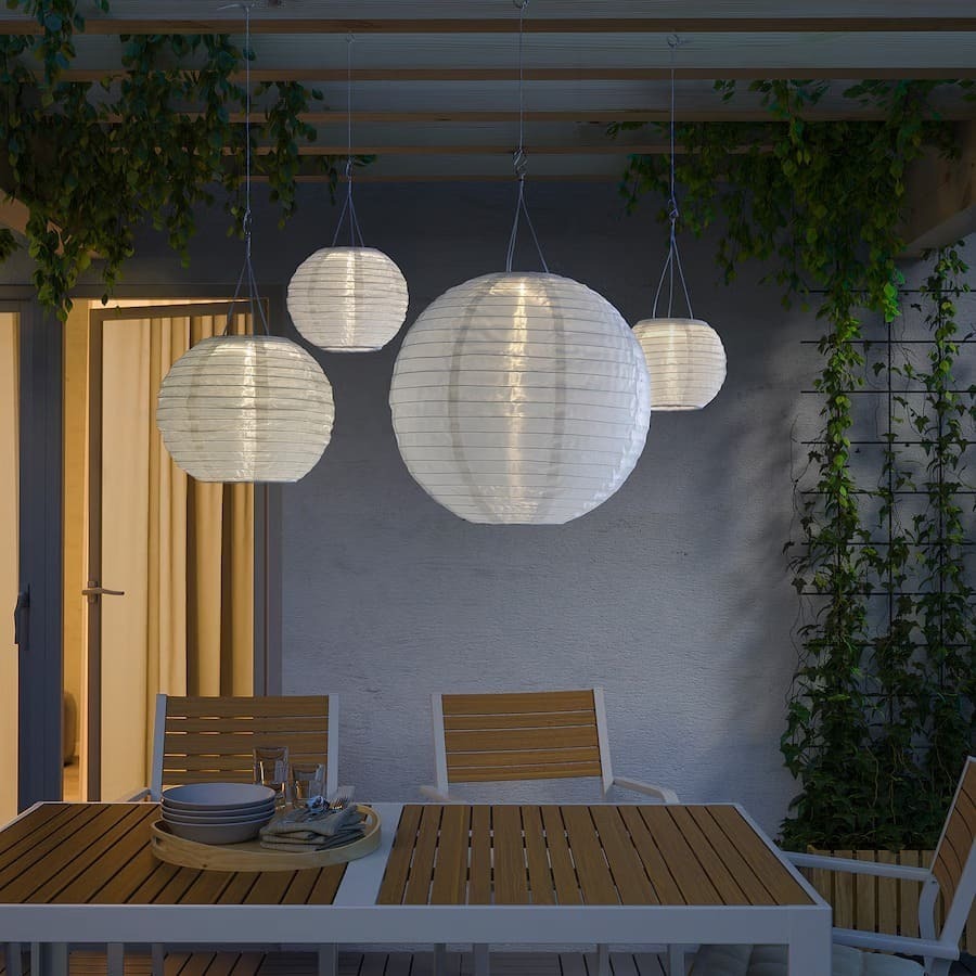La nueva lámpara de techo solar LED de exterior globo blanco SOLVINDEN de Ikea