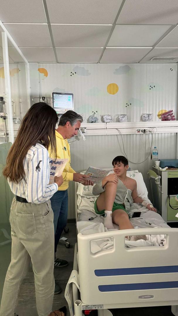 Entrega solidaria de libros para los niños del Hospital de Jerez