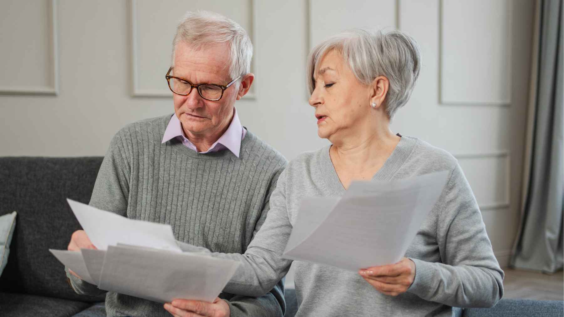 Una pareja de pensionistas preocupada por el estado de su pensión de la Seguridad Social