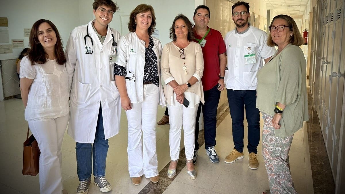 Catalina García, consejera de Salud en el centro de la imagen