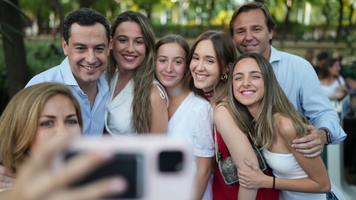 Juanma Moreno, en un encuentro con jóvenes