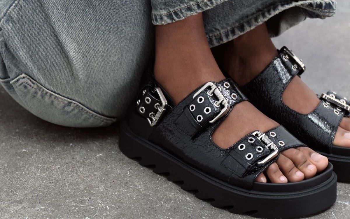 Sandalia track con hebillas de Zara