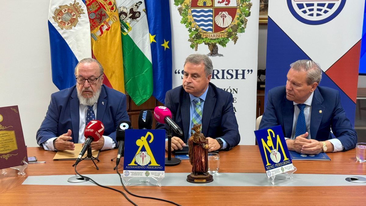 Firma de un convenio entre Horeca y la Asociación Jacobea de Jerez | Cristo García