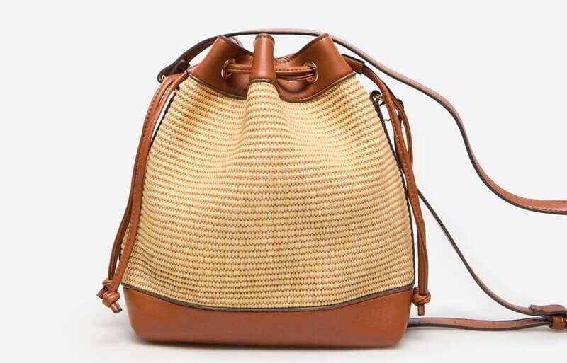 El bolso hobo fruncido de rafia color arena de Cortefiel