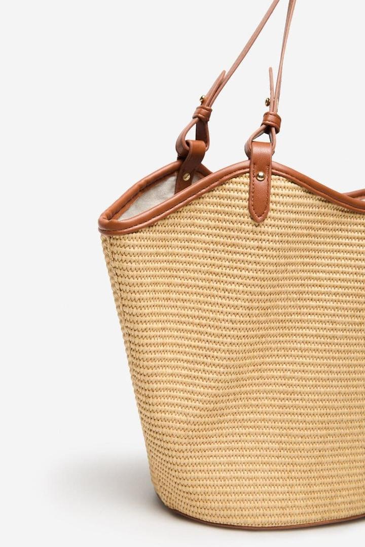 El bolso shopper de rafia de color arena de Cortefiel