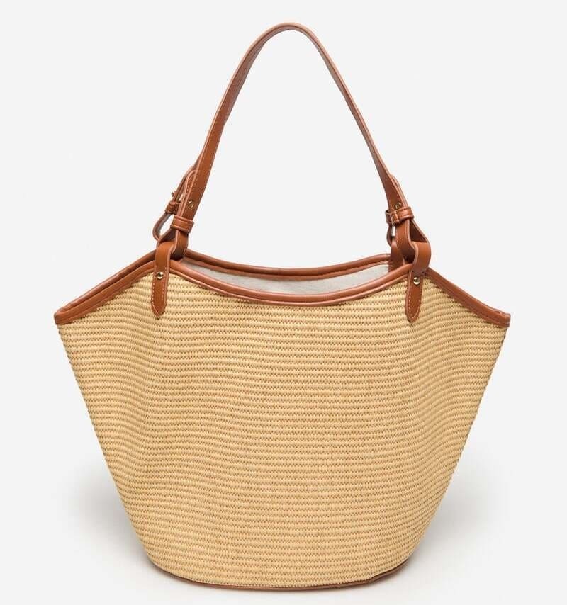 El bolso shopper de rafia de color arena de Cortefiel