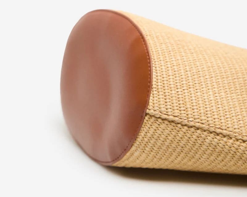 El bolso shopper de rafia de color arena de Cortefiel