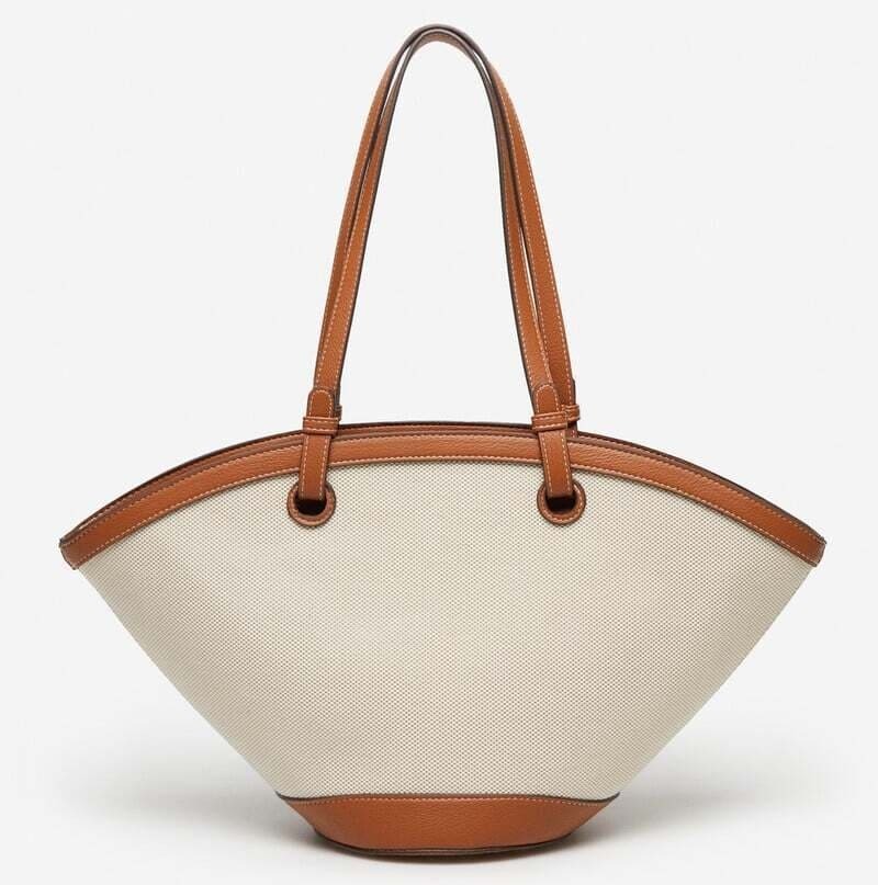 El bolso capazo de color marfil de Cortefiel