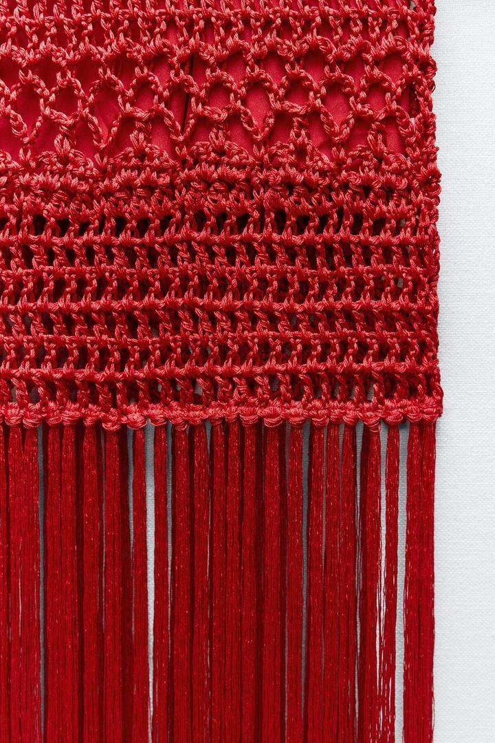 El vestido de punto de crochet con flecos de Zara